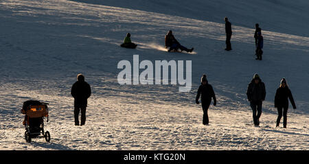 Horben, Deutschland. 25 Dez, 2017. Menschen mit Schlitten und Wanderer genießen Sie den Schnee in der Nähe von Horben, Deutschland, 25. Dezember 2017. Quelle: Patrick Seeger/dpa/Alamy leben Nachrichten Stockfoto