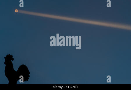 Horben, Deutschland. 25 Dez, 2017. Eine Wetterfahne mit der Spur der ein Flugzeug im Hintergrund, in der Nähe von Horben, Deutschland, 25. Dezember 2017. Quelle: Patrick Seeger/dpa/Alamy leben Nachrichten Stockfoto