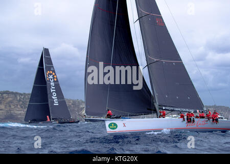 Sydney, Australien. 26. Dezember 2017. Rolex Sydney Hobart Yacht Race 2017. Außerhalb der Köpfe die Boote werden in Full Flight. Wild Oats X und Infotrack. Anthony Bolack/Alamy leben Nachrichten Stockfoto