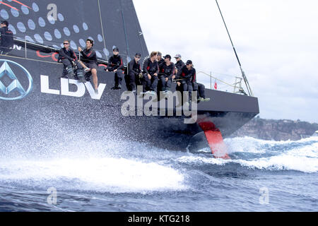 Sydney, Australien. 26. Dezember 2017. Rolex Sydney Hobart Yacht Race 2017. Die Besatzung mit den Augen vorne auf der LDV Comanche. Anthony Bolack/Alamy leben Nachrichten Stockfoto