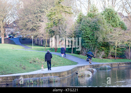 Northampton, Großbritannien. 26 Dez, 2017. Boxing Day Wetter: Ein kaltes helles Morgen in Abington Park mit starken Regen Prognose für den späten Nachmittag und Abend. Die Menschen in der Sonne im Park heute Morgen die Vermeidung der Boxing Day Verkäufe auf in der Stadt, geht. Credit: Keith J Smith./Alamy leben Nachrichten Stockfoto