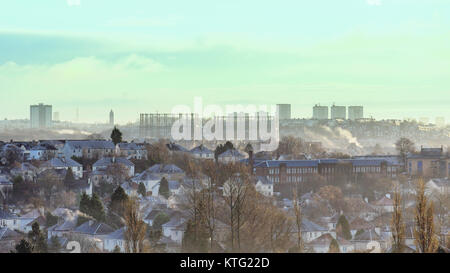 Glasgow, Schottland, Vereinigtes Königreich 26. Dezember.de Wetter: Weiß Boxing Day als die Stadt weckt bis zu Sonnenschein und über Nacht Schnee über das anniesland Gasometer, maryhill und das West End von Glasgow. Kredit Gerard Fähre / alamy Leben Nachrichten Stockfoto