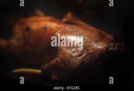 Kaufbeuren, Deutschland. 25 Dez, 2017. Ein braten Gans im Ofen in Kaufbeuren, Deutschland, 25. Dezember 2017. Foto: Karl-Josef Hildenbrand/dpa/Alamy leben Nachrichten Stockfoto