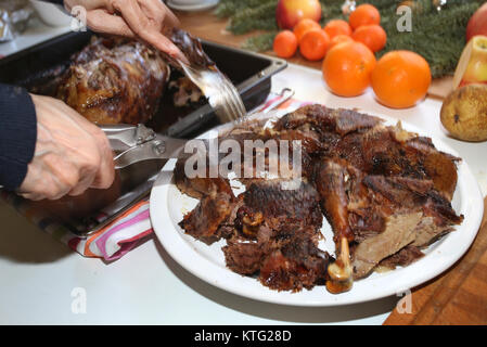 Kaufbeuren, Deutschland. 25 Dez, 2017. Eine Frau schnitzt eine Gänsebraten in Kaufbeuren, Deutschland, 25. Dezember 2017. Foto: Karl-Josef Hildenbrand/dpa/Alamy leben Nachrichten Stockfoto