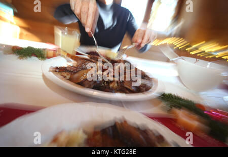 Kaufbeuren, Deutschland. 25 Dez, 2017. Teile eines Gänsebraten auf einem festlich geschmückten Tisch in Kaufbeuren, Deutschland, 25. Dezember 2017. Foto: Karl-Josef Hildenbrand/dpa/Alamy leben Nachrichten Stockfoto