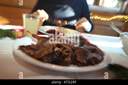 Kaufbeuren, Deutschland. 25 Dez, 2017. Teile eines Gänsebraten auf einem festlich geschmückten Tisch in Kaufbeuren, Deutschland, 25. Dezember 2017. Foto: Karl-Josef Hildenbrand/dpa/Alamy leben Nachrichten Stockfoto