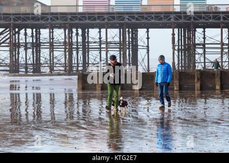 Hastings, East Sussex, UK. 26. Dezember 2017. Einen milden und sonnigen Tag am zweiten Weihnachtstag. Die Flut ist, und viele Leute sind zu Fuß in der Nähe des preisgekrönten Pier in Hastings heute Morgen. Foto: Paul Lawrenson/Alamy leben Nachrichten Stockfoto