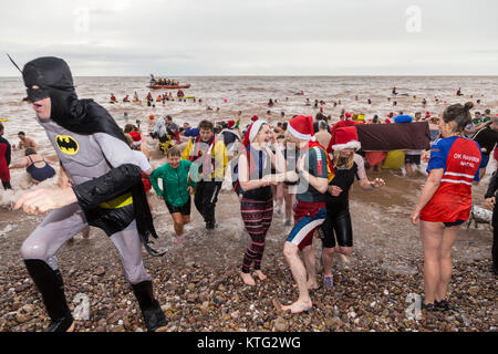 Honiton, Devon 26 Dez 17 Brrrrr! Hunderte braved die eiskalte Meer an der jährlichen Boxing Day in Sidmouth Devon schwimmen. Foto Central/Alamy leben Nachrichten Stockfoto