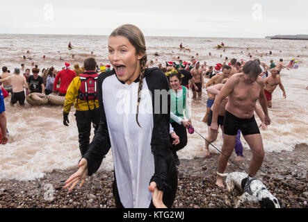 Sidmouth, Devon 26. Dez 17 Brrrr! Hunderte trotzten dem eiskalten Meer, um am jährlichen Boxing Day in Sidmouth Devon zu schwimmen. Stockfoto