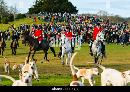 Lyndhurst, Hampshire, UK. 26. Dezember 2017. Neue Wald Jagd trifft sich für ihre Boxing Day Jagd bei Boltons Sitzbank bei Lyndhurst in Hampshire. Die Jagd mit den Hunden. Foto: Graham Jagd-/Alamy leben Nachrichten Stockfoto