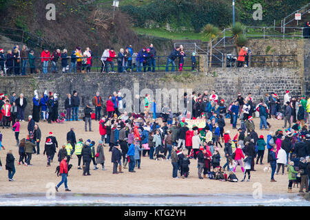 Tenby, Pembrokeshire, Wales, UK. 26. Dezember 2017. Hunderte von Menschen nehmen an den jährlichen Boxing Day schwimmen heute Morgen in Fancy Dress am 11:30, während Hunderte mehr zuschauen. Jetzt im 47. Jahr, wirft es für Tausende für Nächstenliebe. Credit: Andrew Bartlett/Alamy Leben Nachrichten. Stockfoto