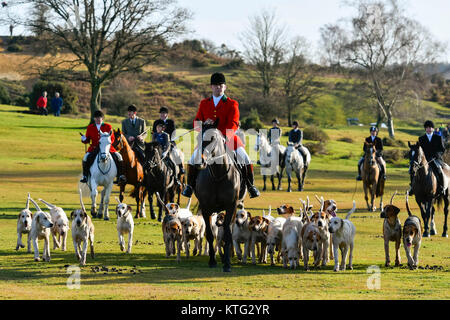 Lyndhurst, Hampshire, UK. 26. Dezember 2017. Neue Wald Jagd trifft sich für ihre Boxing Day Jagd bei Boltons Sitzbank bei Lyndhurst in Hampshire. Die Jagd mit den Hunden. Foto: Graham Jagd-/Alamy leben Nachrichten Stockfoto