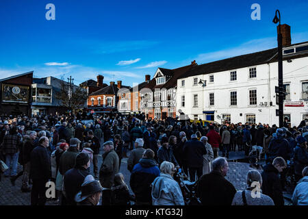 Leominster, Großbritannien. 26 Dez, 2017. Hunderte Menschen versammeln sich in Leominster des Mais Square Die traditionelle Zusammenkunft der 99 Jahre alten Norden Herefordshire Jagd auf Boxing Day in Leominster am 26. Dezember 2017 zu beobachten. Quelle: Jim Holz/Alamy leben Nachrichten Stockfoto