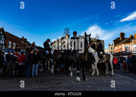 Leominster, Großbritannien. 26 Dez, 2017. Hunderte Menschen versammeln sich in Leominster des Mais Square Die traditionelle Zusammenkunft der 99 Jahre alten Norden Herefordshire Jagd auf Boxing Day in Leominster am 26. Dezember 2017 zu beobachten. Quelle: Jim Holz/Alamy leben Nachrichten Stockfoto