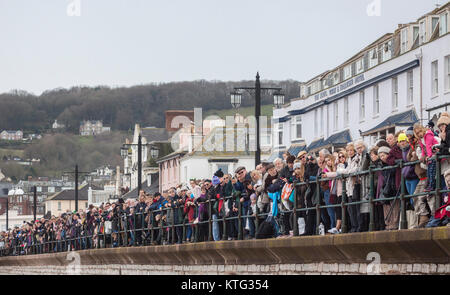 Honiton, Devon 26 Dez 17 Tausende von Zuschauern verpackt die Esplanade der jährlichen Boxing Day zu beobachten, Schwimmen in Sidmouth. Foto Central/Alamy leben Nachrichten Stockfoto