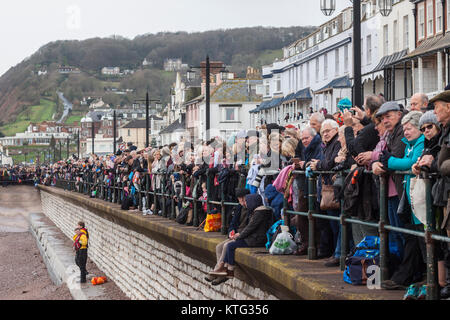 Honiton, Devon 26 Dez 17 Tausende von Zuschauern verpackt die Esplanade der jährlichen Boxing Day zu beobachten, Schwimmen in Sidmouth. Foto Central/Alamy leben Nachrichten Stockfoto
