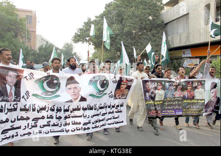 Tehreek-e-Jawanan-e-Pakistan Mitglieder halten Jinnah Rallye anlässlich des Geburtstag Jahrestag der Vater der Nation Quaid-e-Azam Muhammad Ali Jinnah in Karachi am Montag, den 25. Dezember 2017. Die Nation feiert 142. Geburtstag der Vater der Nation Quaid-e-Azam Muhammad Ali Jinnah heute, mit erneuerten Einsatz hart für die Realisierung der Ideale er für Pakistan vorgestellt. Stockfoto