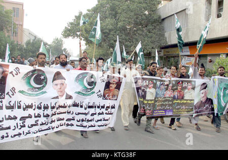 Tehreek-e-Jawanan-e-Pakistan Mitglieder halten Jinnah Rallye anlässlich des Geburtstag Jahrestag der Vater der Nation Quaid-e-Azam Muhammad Ali Jinnah in Karachi am Montag, den 25. Dezember 2017. Die Nation feiert 142. Geburtstag der Vater der Nation Quaid-e-Azam Muhammad Ali Jinnah heute, mit erneuerten Einsatz hart für die Realisierung der Ideale er für Pakistan vorgestellt. Stockfoto