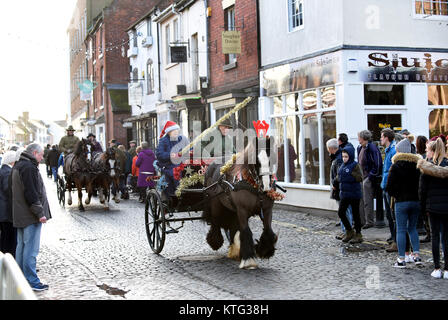 Pferde und Kutschen folgen dem Albrighton Hunt Boxing Day Hunt Hunt Meeting in Newport in Shropshire UK. Kredit: David Bagnall Stockfoto