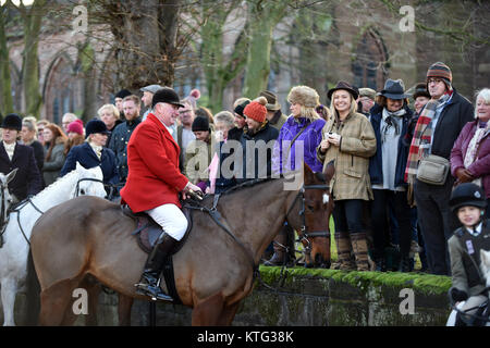 Huntsman spricht mit Zuschauern auf dem Jagdtreffen am Albrighton Hunt Boxing Day in Newport in Shropshire UK. Kredit: David Bagnall Stockfoto