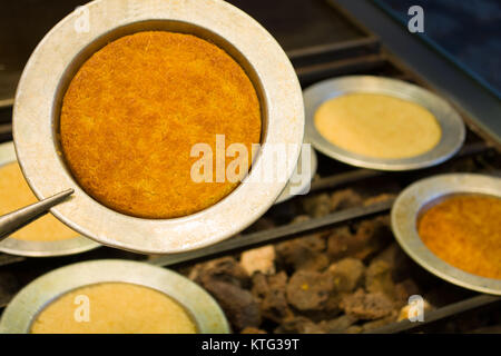 Türkisches Dessert kunefe, kunafa, kadayif mit Pistazien Pulver und Käse heiß gegessen ein süßes Stockfoto