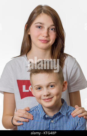 Bruder und Schwester Geschwister formale Portrait auf weißem Hintergrund Model Release: Ja. Property Release: Nein. Stockfoto
