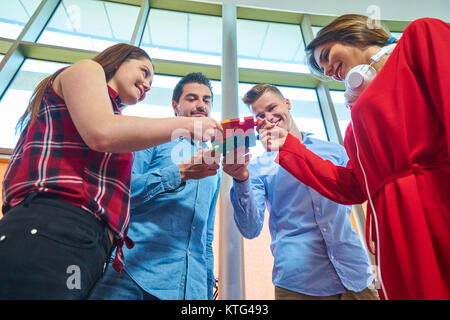 Start Geschäft Leute Montage Puzzle, Team Unterstützung und Hilfe Konzept Stockfoto