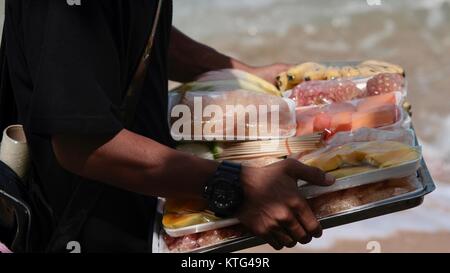 Männliche Obstverkäufer Hawking und liefern Lebensmittel Golf von Thailand Küste an der Beach Road Pattaya Thailandarme Menschen Stockfoto