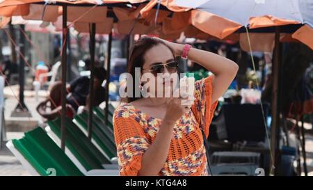 Femaleaction Tourist nimmt Selfie Golf von Thailand Küstenlinie an der Beach Road Pattaya Thailand Stockfoto