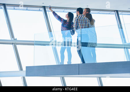 Wirtschaft, Technik, Inbetriebnahme und Personen Konzept - glückliche International Creative Business Team unter selfie im Büro Stockfoto