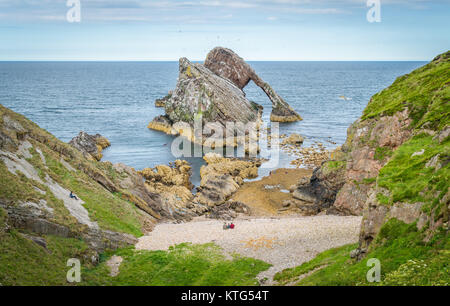 Bogen Geige Rock, natürlichen Meer arch in der Nähe von portknockie Auf der nord-östlichen Küste von Schottland. Stockfoto