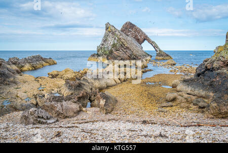 Bogen Geige Rock, natürlichen Meer arch in der Nähe von portknockie Auf der nord-östlichen Küste von Schottland. Stockfoto