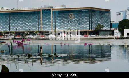 Blick auf die River City Shopping Mall von der Klong San Seite des Chao Phraya River Bangkok Thailand Commerce Bangkok Metropolitan Area Stockfoto