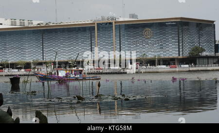 Blick auf die River City Shopping Mall von der Klong San Seite des Chao Phraya River Bangkok Thailand Commerce Bangkok Metropolitan Area Stockfoto