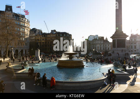 Trafalgar Square an einem klaren Tag - Westminster - London, Großbritannien Stockfoto
