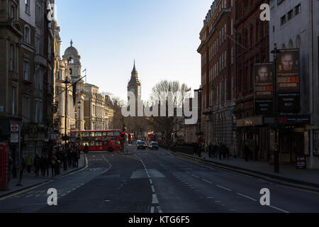 Blick vom Trafalgar Square in Richtung Big Ben entlang der Whitehall in Westminster, London, England, Vereinigtes Königreich. Stockfoto