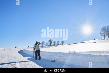 Skitouren Mann erreichen Der oben bei Sonnenaufgang in den Schweizer Alpen. Stockfoto