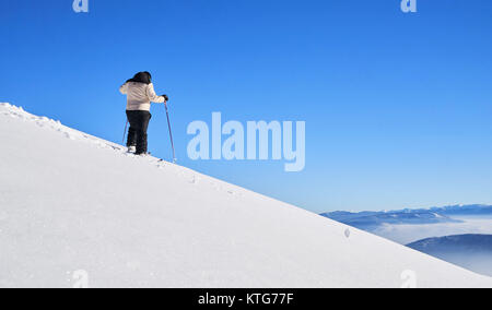 Skitouren Mann erreichen Der oben bei Sonnenaufgang in den Schweizer Alpen. Stockfoto