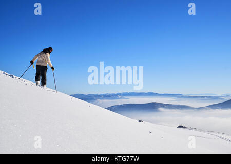 Skitouren Mann erreichen Der oben bei Sonnenaufgang in den Schweizer Alpen. Stockfoto