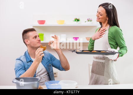 Junges Paar kochen in Ihrer Küche. Stockfoto
