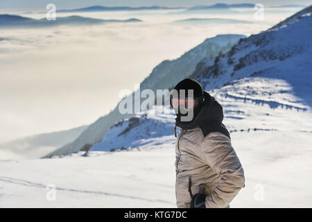 Skitouren Mann erreichen Der oben bei Sonnenaufgang in den Schweizer Alpen. Stockfoto