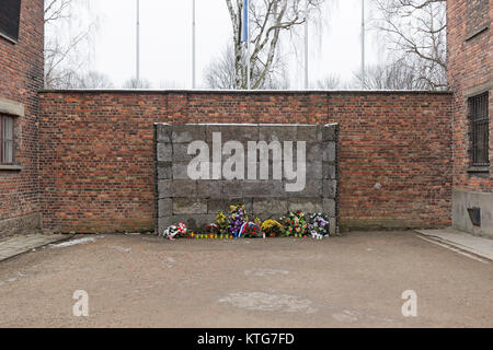 AUSCHWITZ, Polen - Dezember 2017; Ausführung Wand zwischen Block 10 und 11 im Konzentrationslager. Stockfoto