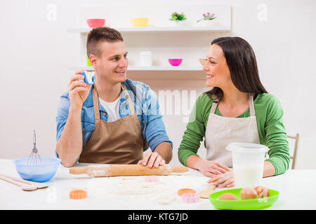 Junges Paar kochen in Ihrer Küche. Stockfoto