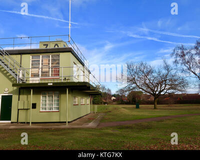 Martlesham Heide RAF control tower. WW2 Verteidigung. Jetzt in der Nutzung als Museum und Gemeinschaft. Suffolk, Großbritannien. 24. Dezember 2017. Stockfoto