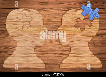 Puzzle Kopf Gehirn Konzept. Menschlichen Kopf Profil aus braunem Papier mit einer Stichsäge Stück ausgeschnitten. Stockfoto