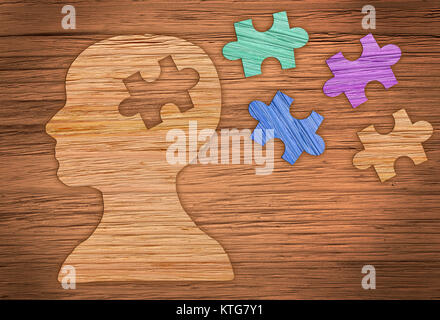 Puzzle Kopf Gehirn Konzept. Menschlichen Kopf Profil aus braunem Papier mit einer Stichsäge Stück ausgeschnitten. Stockfoto