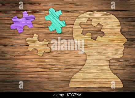 Puzzle Kopf Gehirn Konzept. Menschlichen Kopf Profil aus braunem Papier mit einer Stichsäge Stück ausgeschnitten. Stockfoto