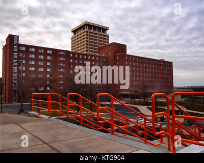 In Syracuse, New York, USA, 20. November 2017. Blick auf Sadler Halle mit Lawrensen Halle in der Ferne, von den Stufen des Carrier Dome auf der Syrac Stockfoto