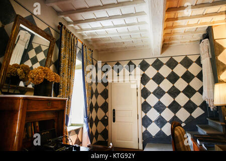 Hochzeit Kleid hängen an der Wand im Zimmer. Stockfoto