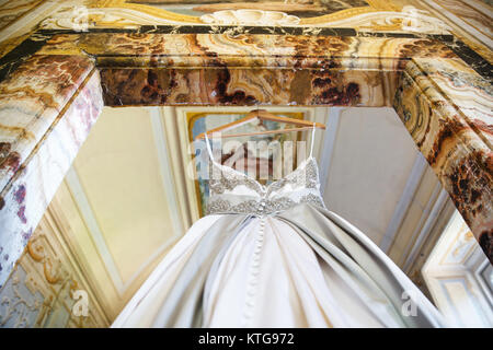 Eleganz Hochzeit Kleid hängen in den Raum. Stockfoto